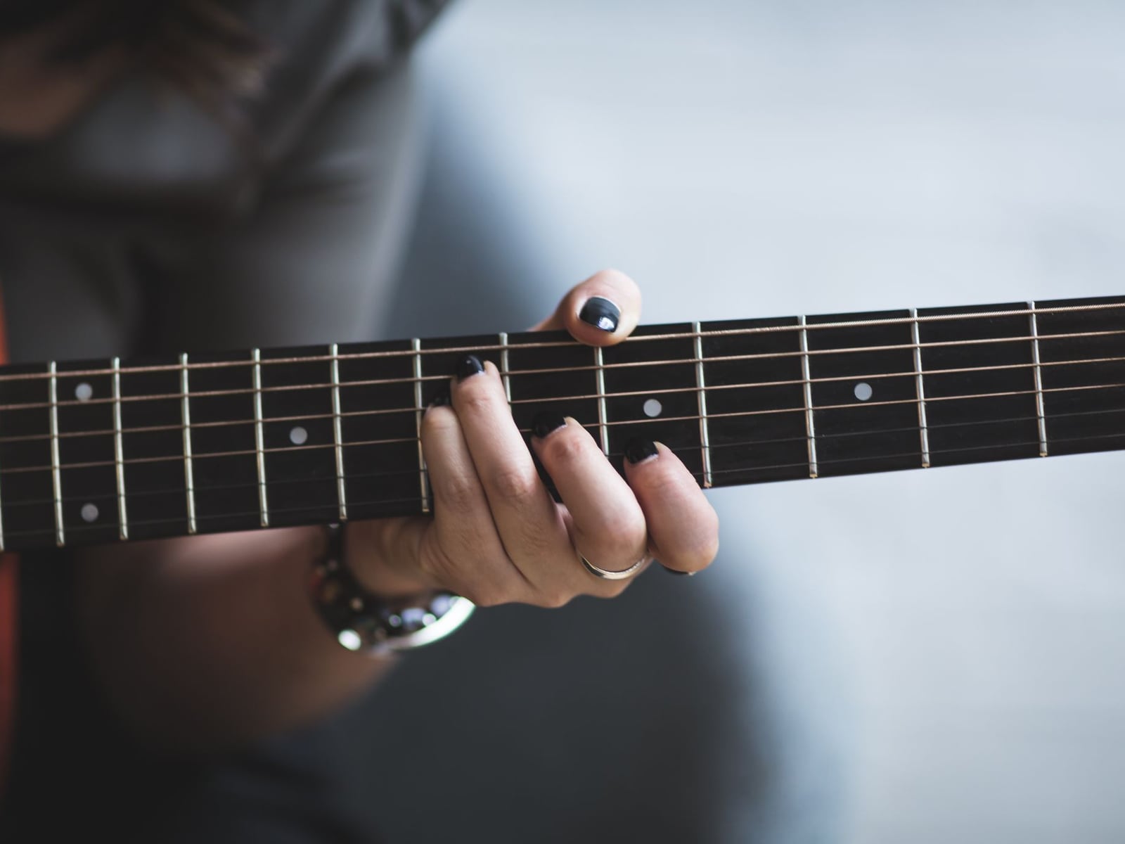 Detailaufnahme der Politur von Gitarrenbünden auf einem Griffbrett aus Palisander