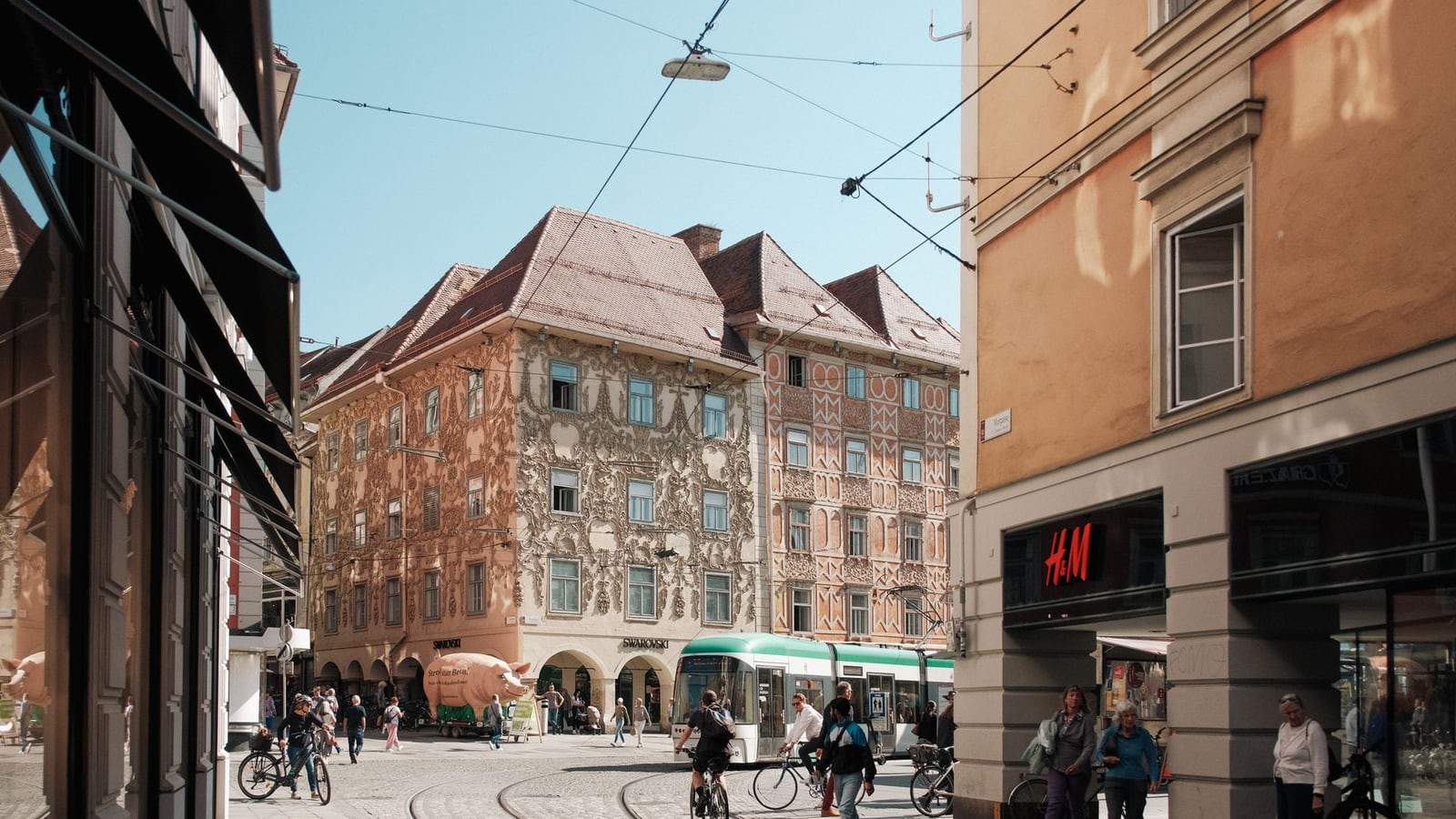 Straßenszene in Graz in der Nähe des Jakominiplatzes mit traditioneller Architektur