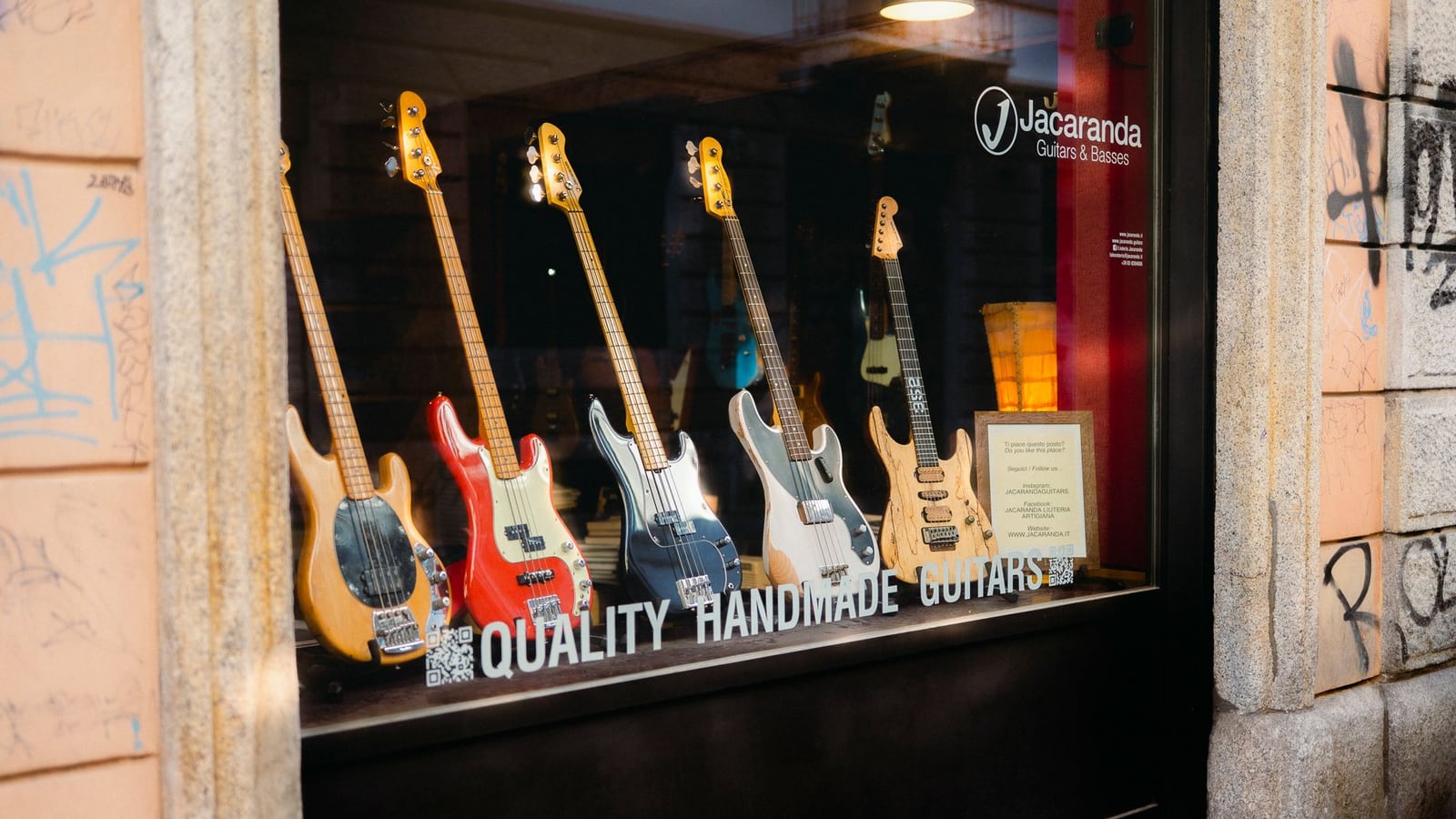 Gitarre in einem hochwertigen Koffer mit einem digitalen Hygrometer zur Feuchtigkeitskontrolle